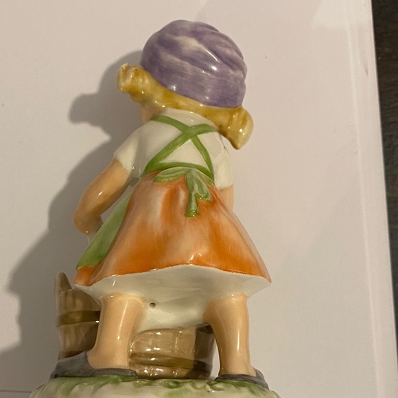 Goebel Girl Figurine laundry in Green and Purple - Picture 3 of 4